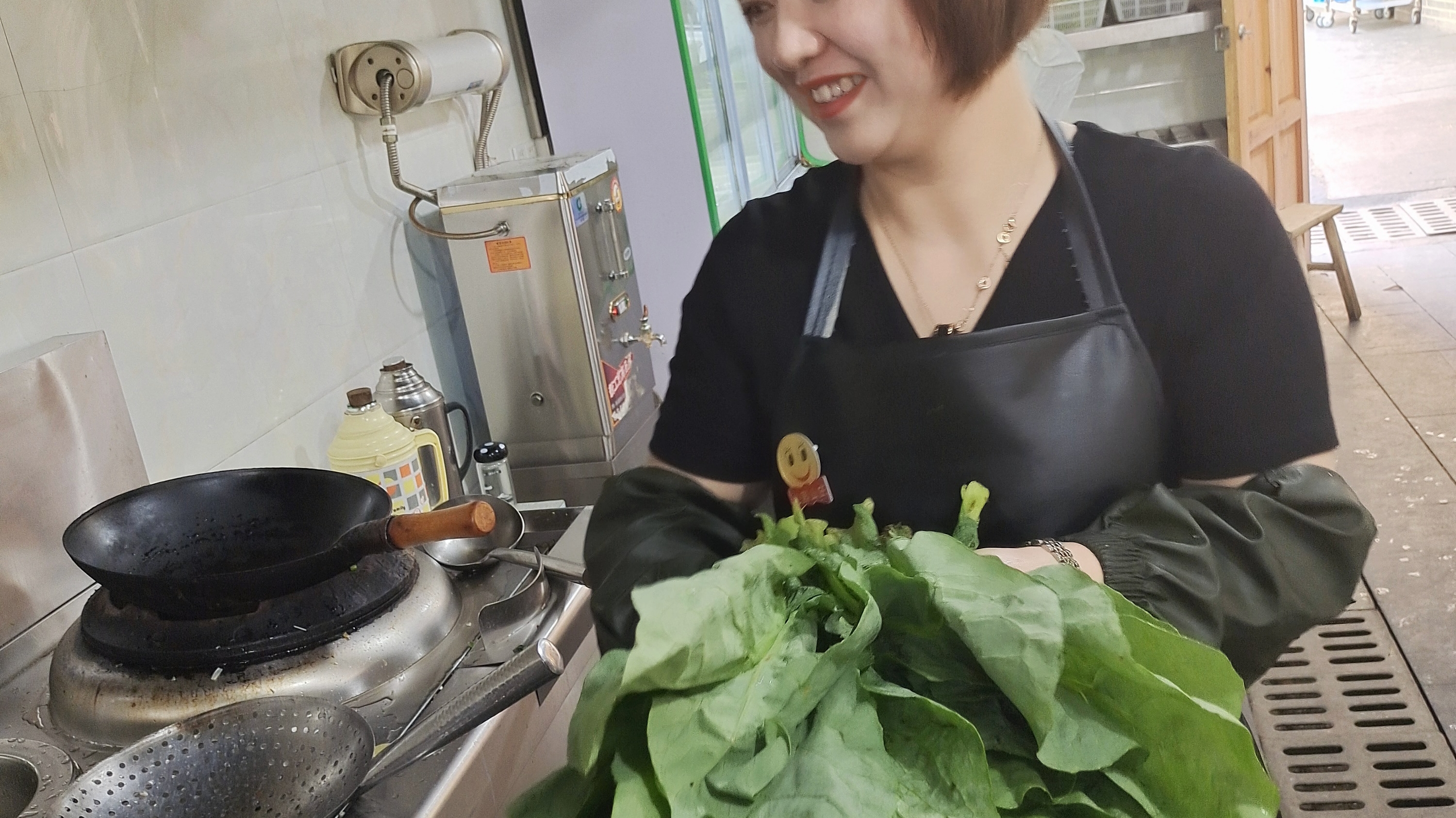 美女厨师苦麻菜新做法,颜色翠绿,鲜嫩,关健还好吃