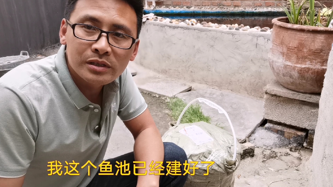 老乡的鱼池防水材料已到货,粉刷前先用堵漏王抹一遍