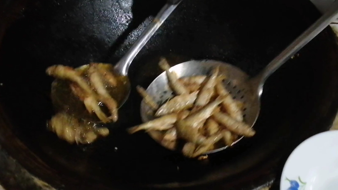小河沟里钓一碗马口白条,简简单单就做成了一道美味佳肴!