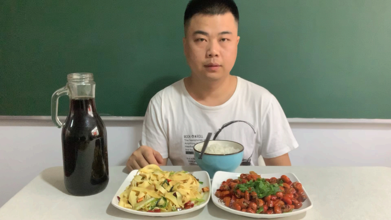 一盘葱油豆皮 2斤麻辣龙虾尾好吃到爆