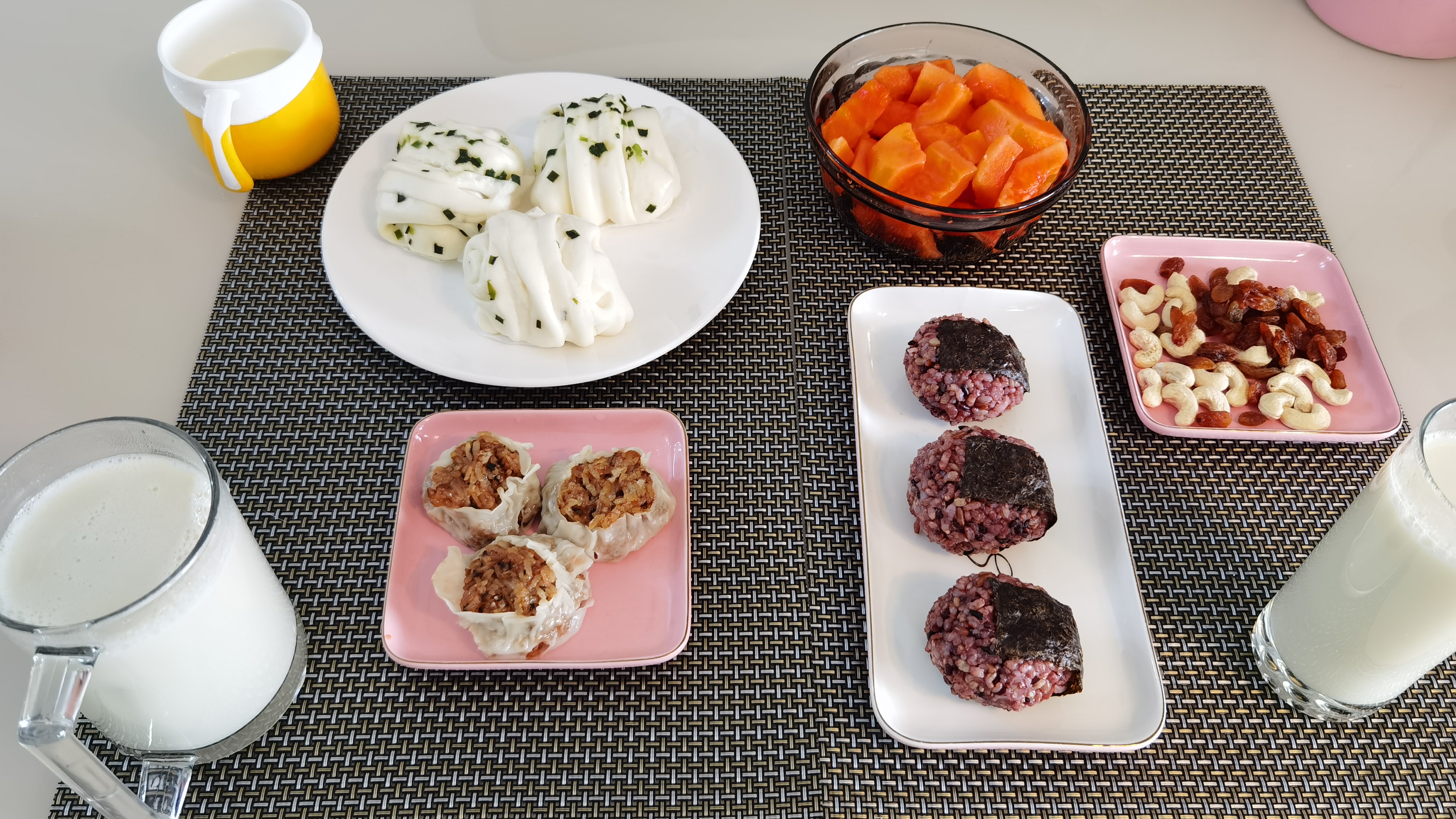长沙一家三口的早餐,破壁机打豆浆真方便,第一次尝试糙米饭团