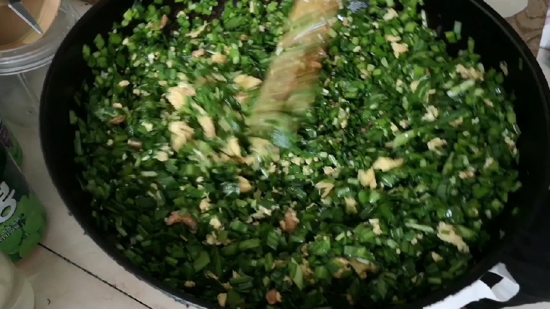 韭菜鸡蛋大馅蒸饺,炒锅中直接拌馅节省时间,半小时就吃上蒸饺