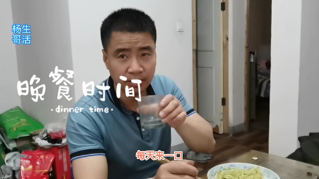 杨哥上海打工生活,天气热了来个凉拌黄瓜和清炒海带,来一口不错