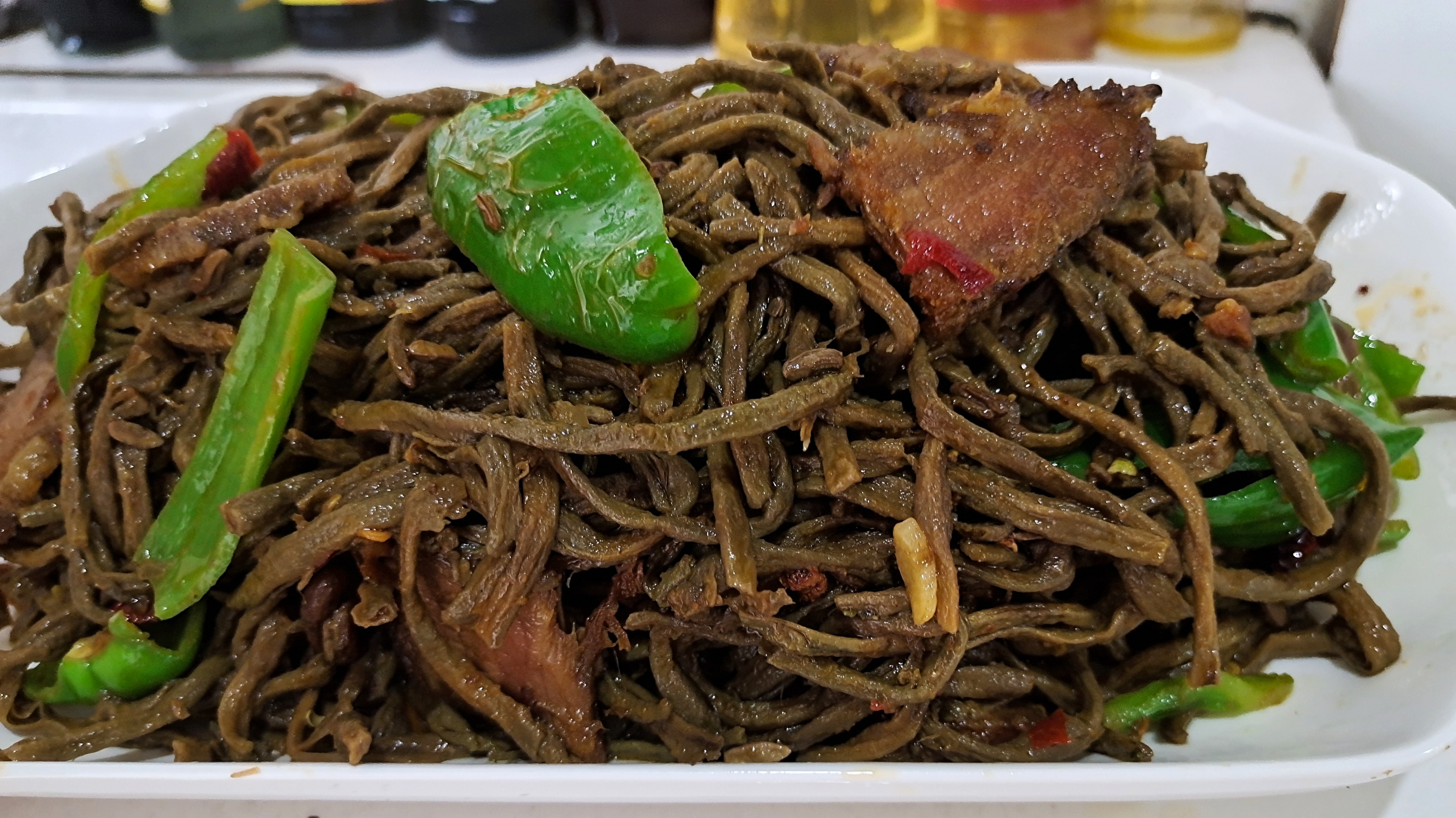 今天吃青椒干豇豆炒腊肉,你们有没有吃过呢?欢迎评论。