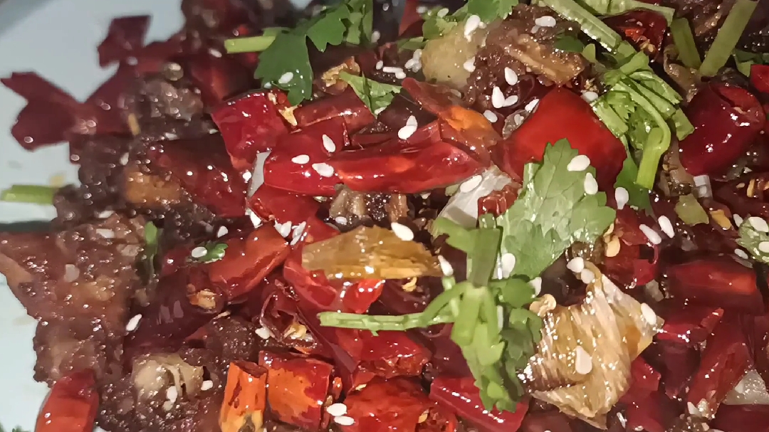 重庆当地招牌菜辣子鸡,越吃越香的美食,看大厨怎么做到的