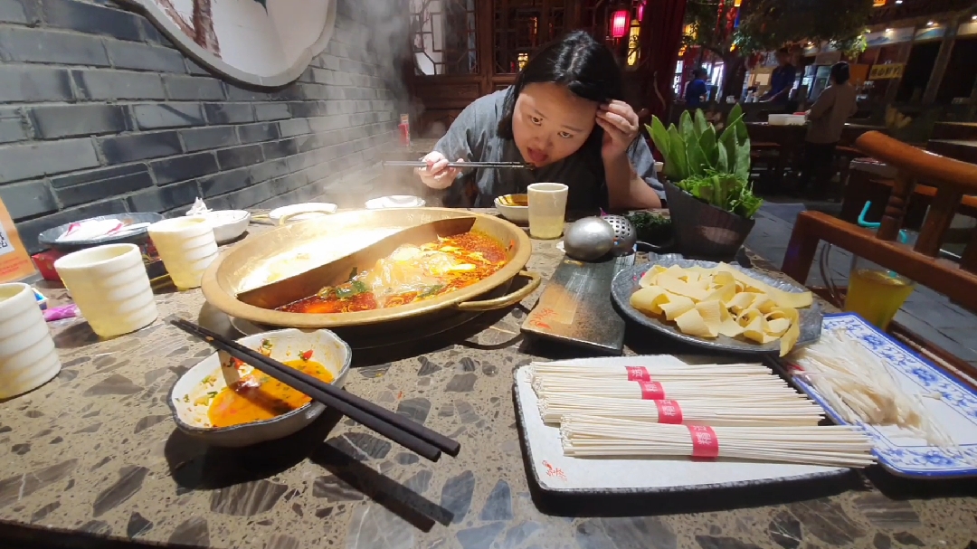 乌鲁木齐有家坎爷秘制火锅,小两口花费247大吃一顿,味道好极了