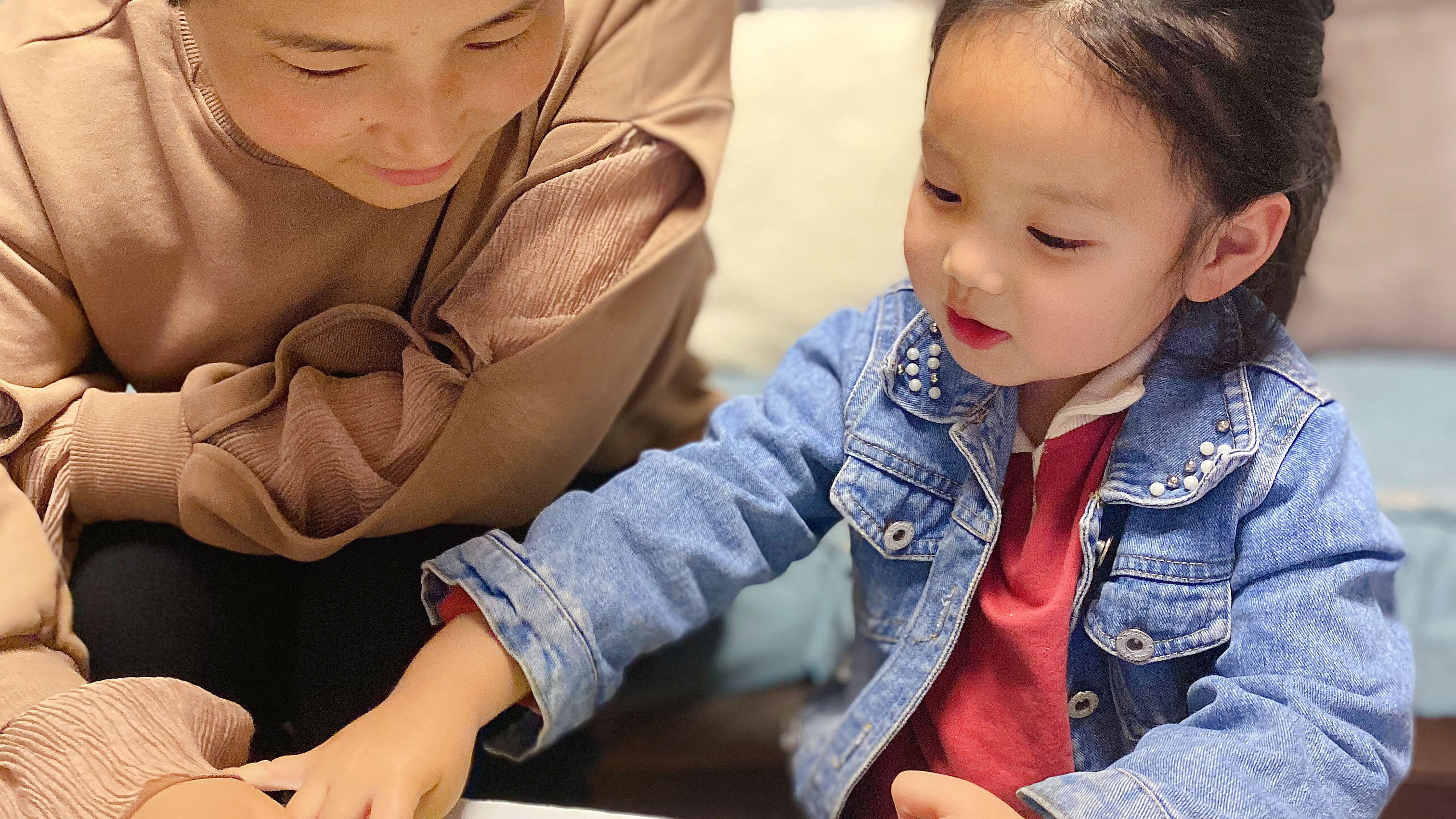 我们在一起就是向往的生活!3岁女儿和妈妈晚上9点半逛公园,胆肥