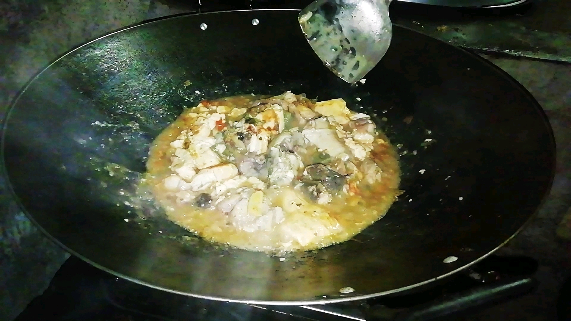 农村家常菜豆腐闷鱼,鱼肉香嫩,豆腐又很入味,太好下饭了