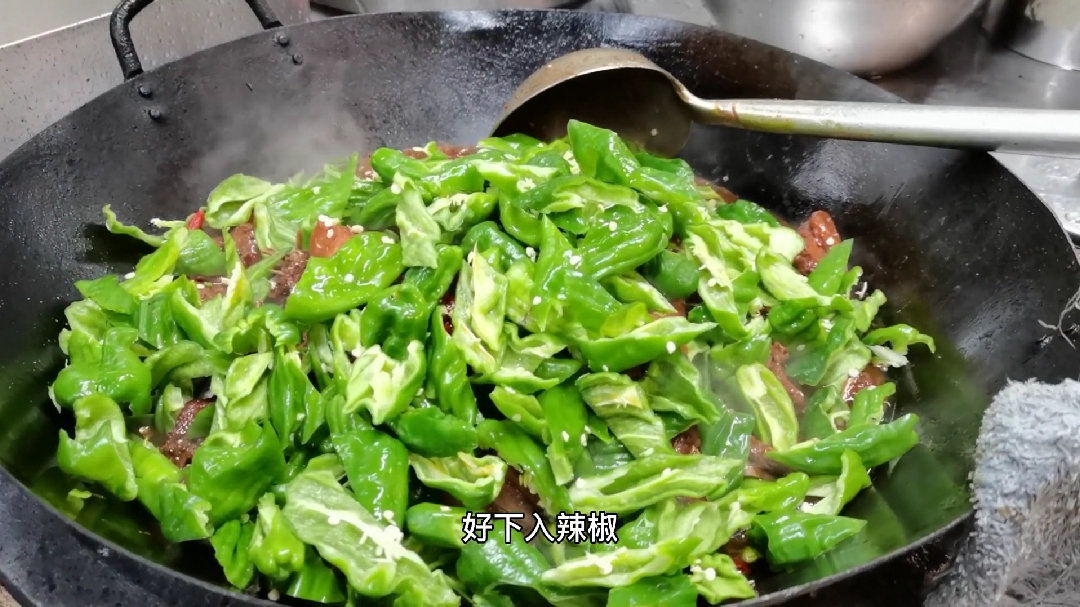 辉哥做菜:传承100多年的临沂辣椒炒鸡,教给你炒鸡酱怎么做。