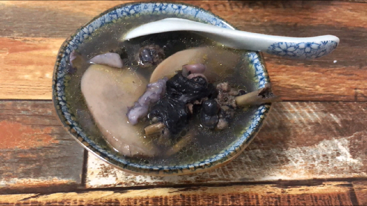 鲜甜美味乌鸡杏鲍菇荔枝汤