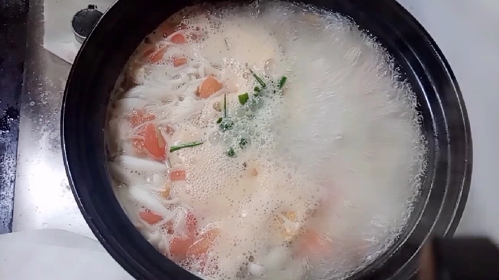 90后宝妈煮一锅西红柿鸡蛋菌汤,营养又美味,还能减肥