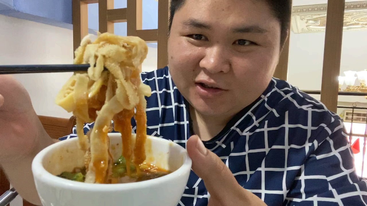 大胖去吃潮汕牛肉火锅自助餐,76元新鲜牛肉不限量,毛肚不限量