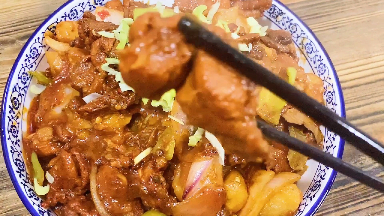 大盘鸡不用去饭店吃,在家也可以做,经济实惠又好吃