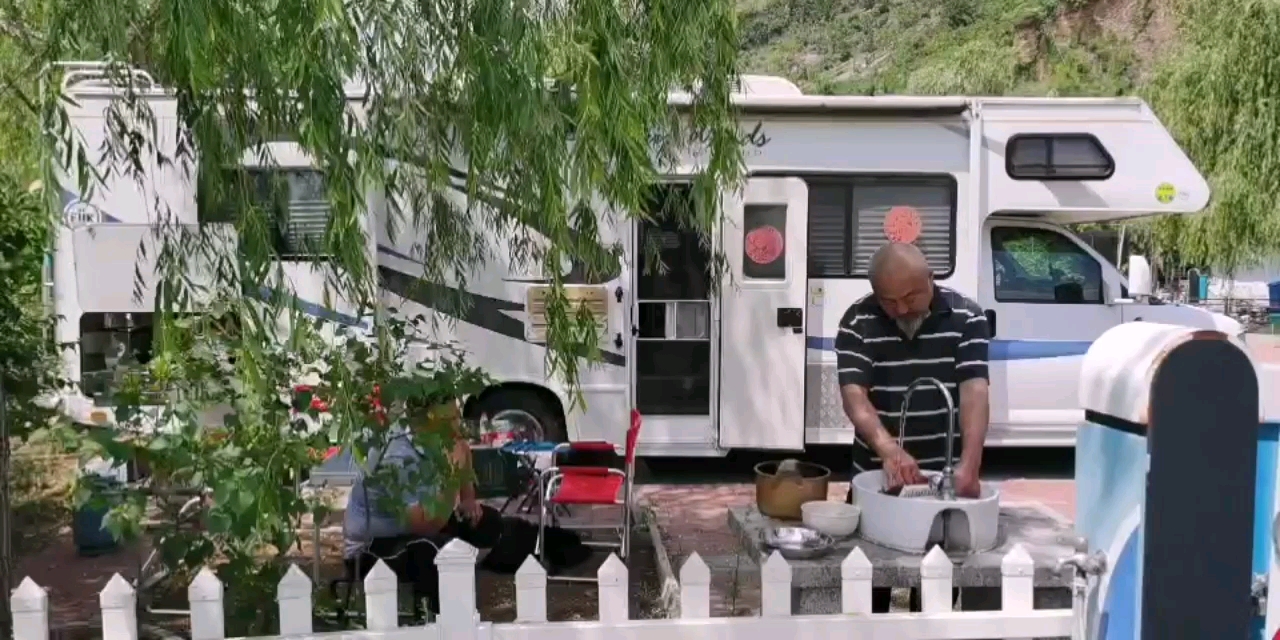 旅行中的美食-野生金鲤鱼