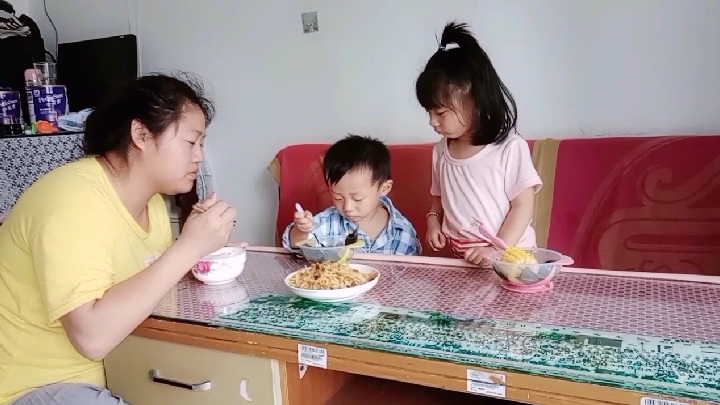 90后宝妈煮一锅海带炖排骨,俩萌娃竟然都抢着吃肉不吃饭,好无奈