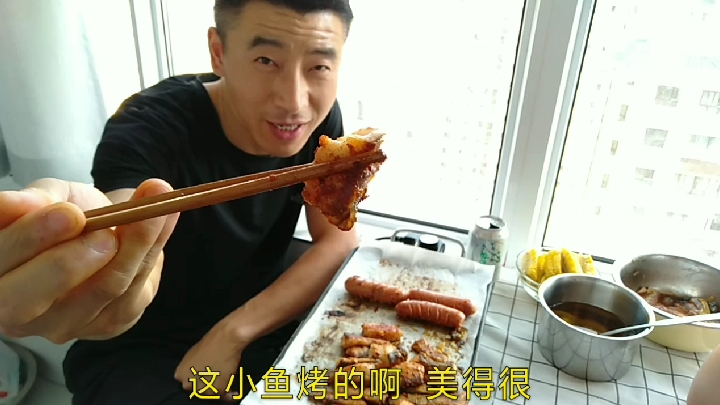 大草鱼朱老大切成条用铁板做烤鱼,来听冰镇啤酒边吃边喝,真过瘾