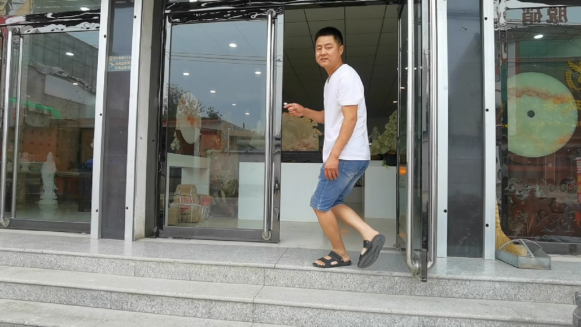 农村小伙在这个屋子里,投资了100多万,看看他做了什么