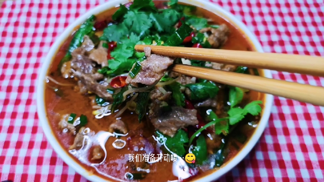 这才是水煮牛肉的正宗做法.肉片滑嫩,口齿留香,一周可以吃5次