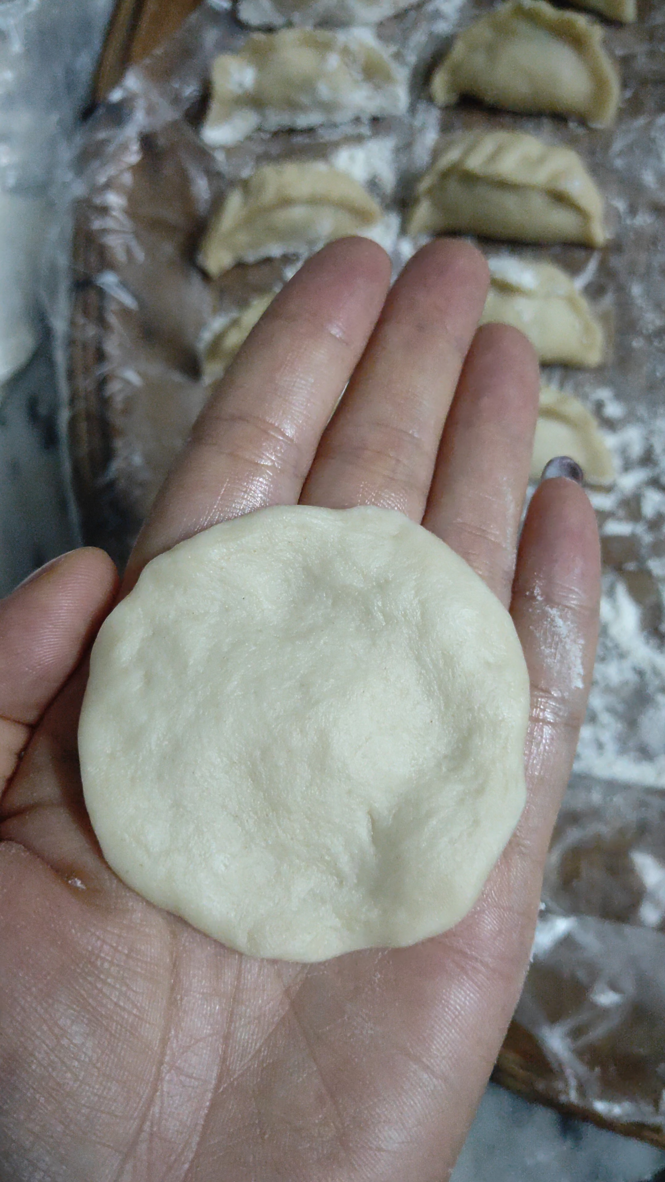 六一包饺子,不用擀面杖也可以擀饺子皮,而且擀得又圆又薄