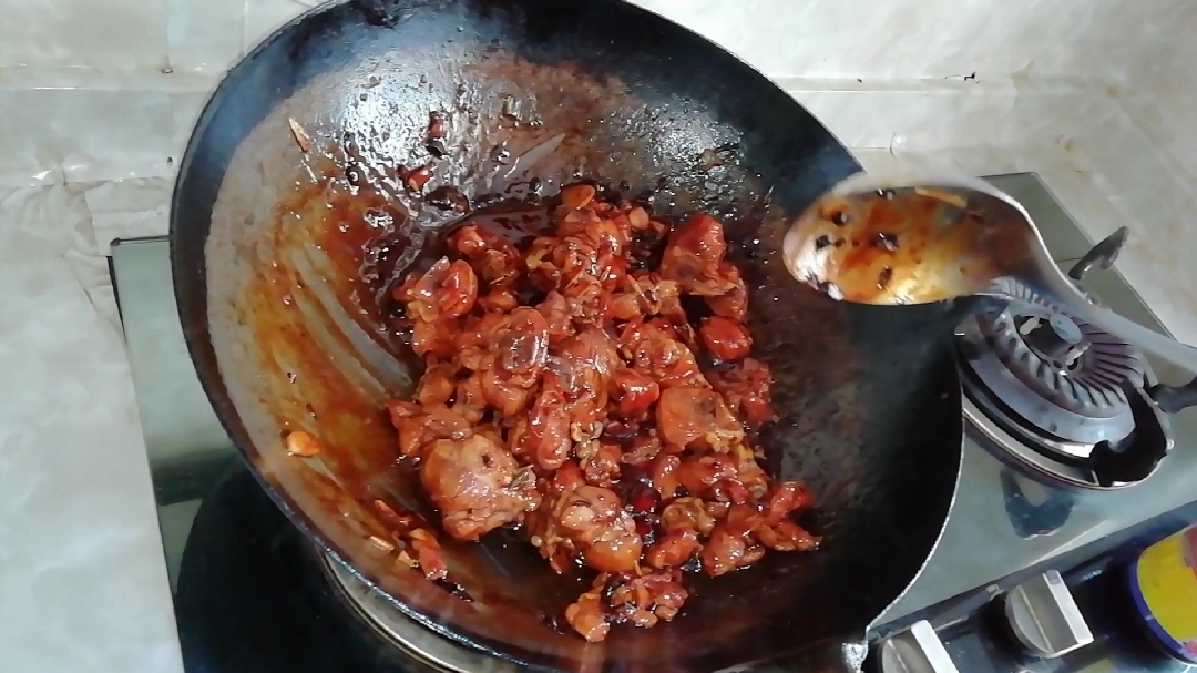 五个鸡腿 一个土豆做 铁锅炒鸡,这种方法做出来太香了