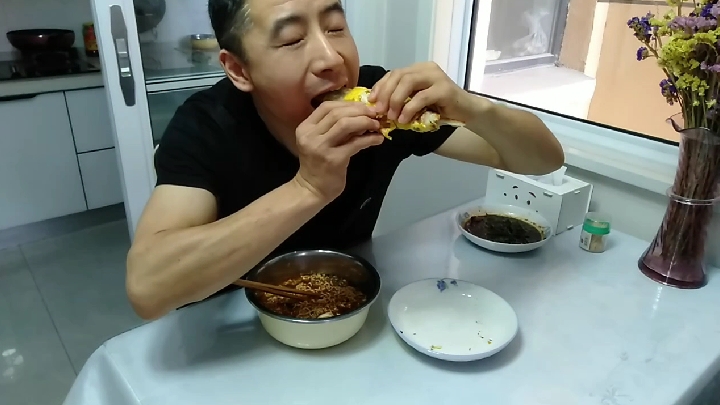 大哥自制鸡蛋灌饼,再来一包泡面,简单实惠,家常便饭吃饱就好。