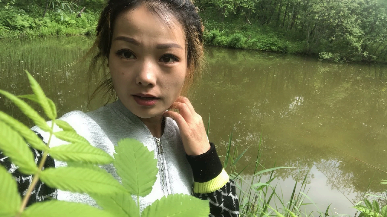 废弃的大水泡子里,这么多的鱼!要上有菜吃啦!太过瘾啦