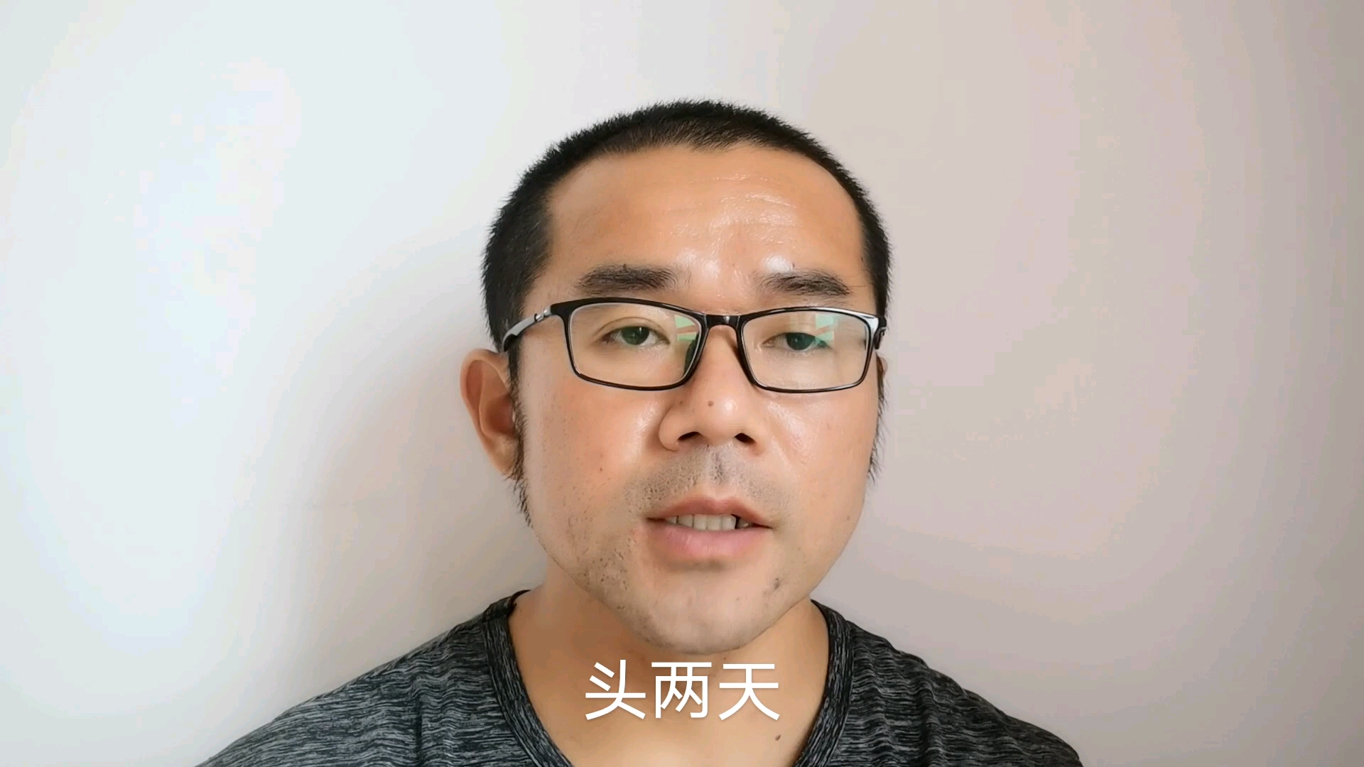 买了一个蒸汽清洗机,不知道效果怎么样,先洗洗汽车看看效果