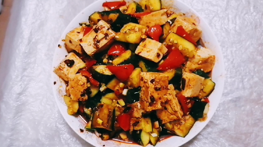 新创凉拌黄瓜这样做,加点豆腐在里面,下饭下酒好吃停不下