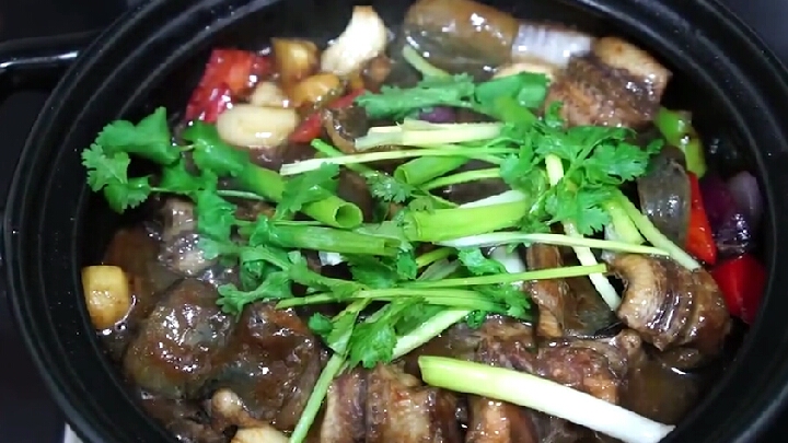 重庆有鸡公煲,广东有黄鳝茄子煲,今天给大家带来黄鳝茄子煲教程