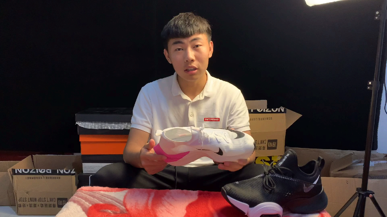 鞋子是用来穿的! 普通家庭孩子是怎样认知鞋子的?