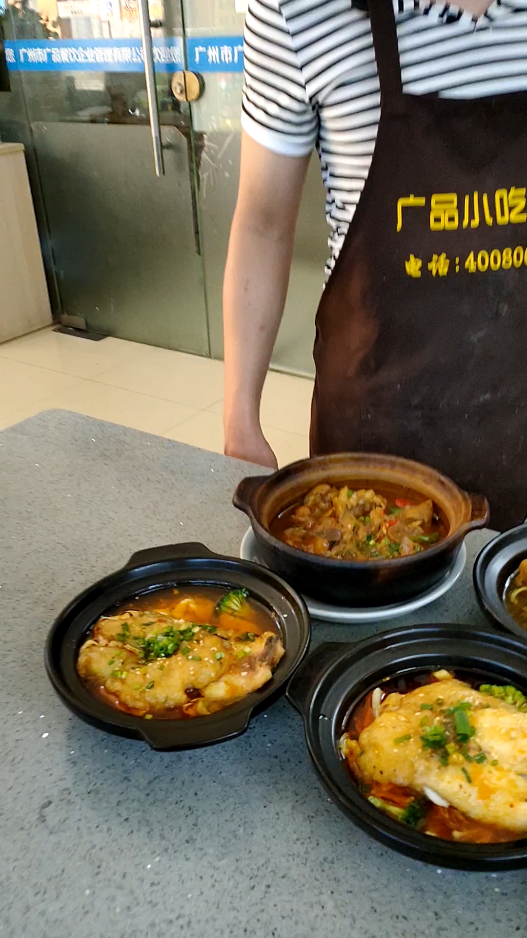 小哥哥学习做的无骨烤鱼饭,真的帅哦!烤鱼饭培训