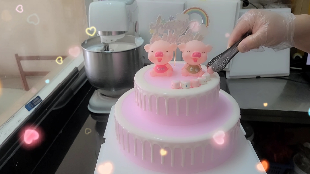 超可爱的猪猪蛋糕,这巧克力淋面效果绝了,给蛋糕师一个赞。