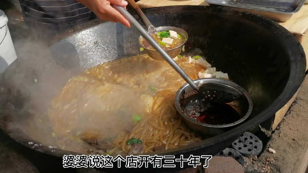 带你去吃河最火爆的早餐扁粉菜,每天凌早上100碗,去晚就没有了