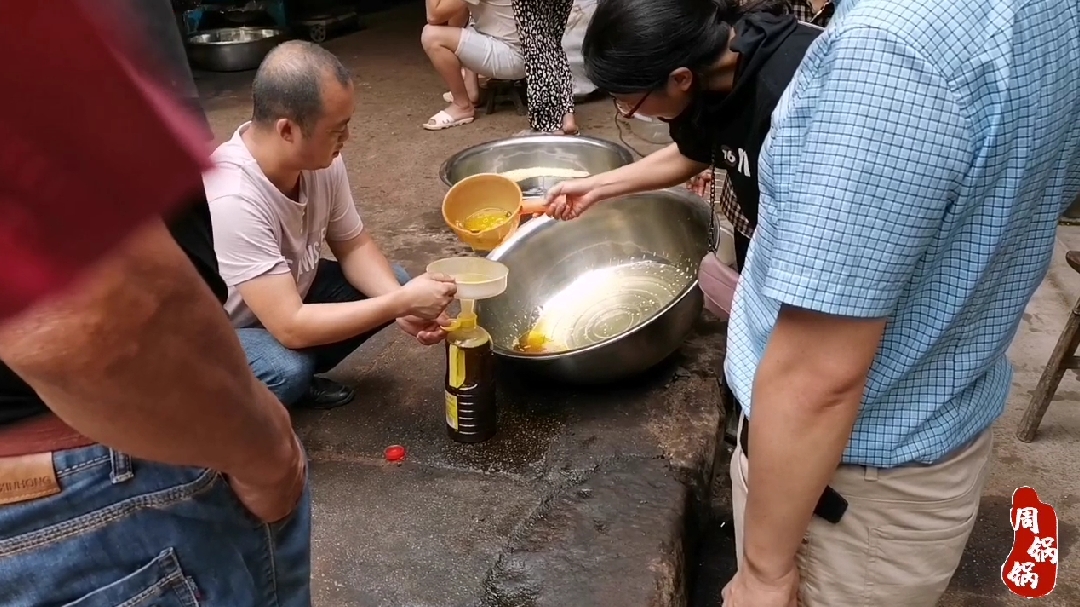 四川传统工业压榨菜籽油,这样的油炒菜很香,当地老百姓都来买