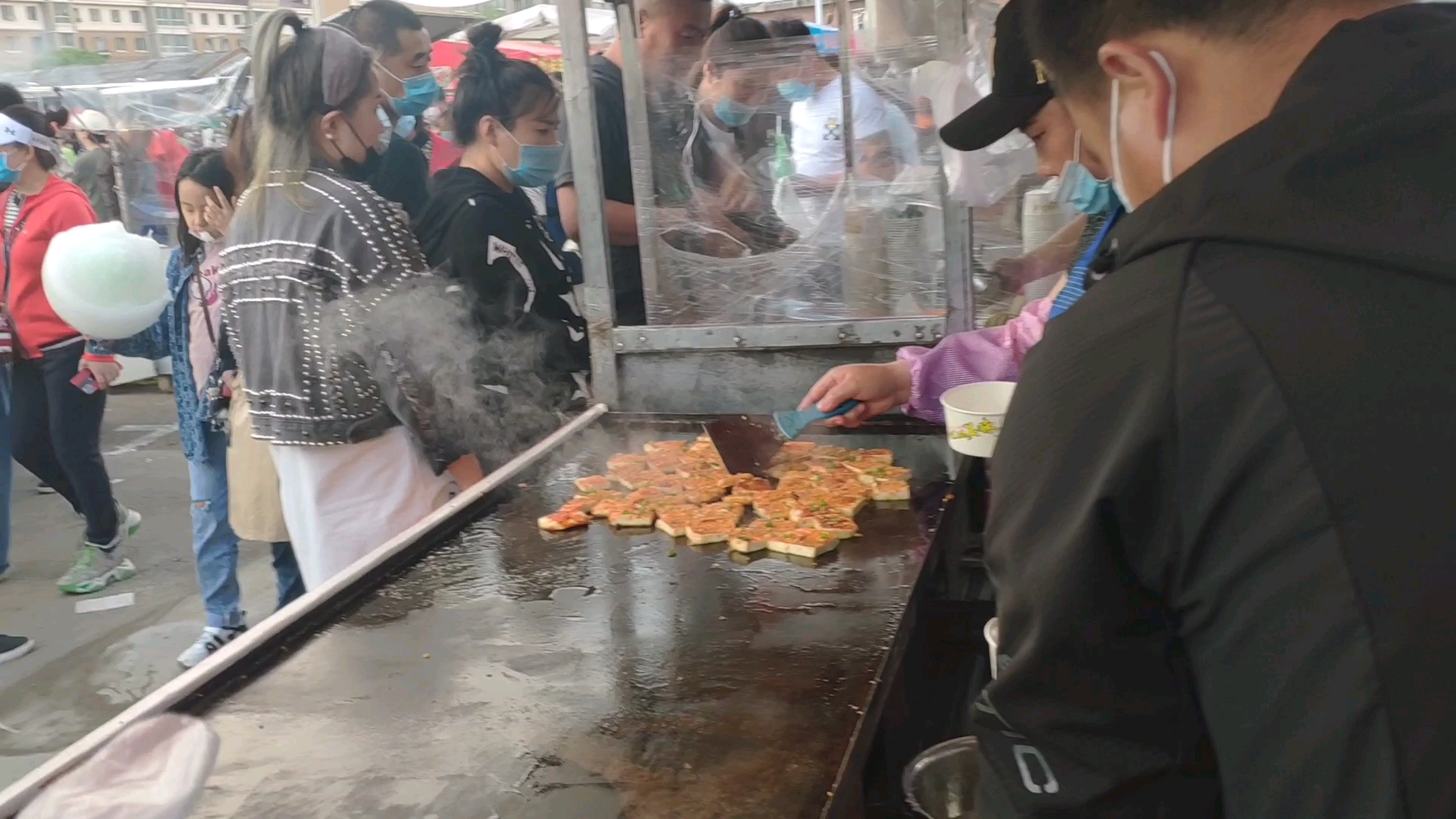 东北伊春小吃地摊摆起来,现做现卖老式锅包肉,你想吃吗?