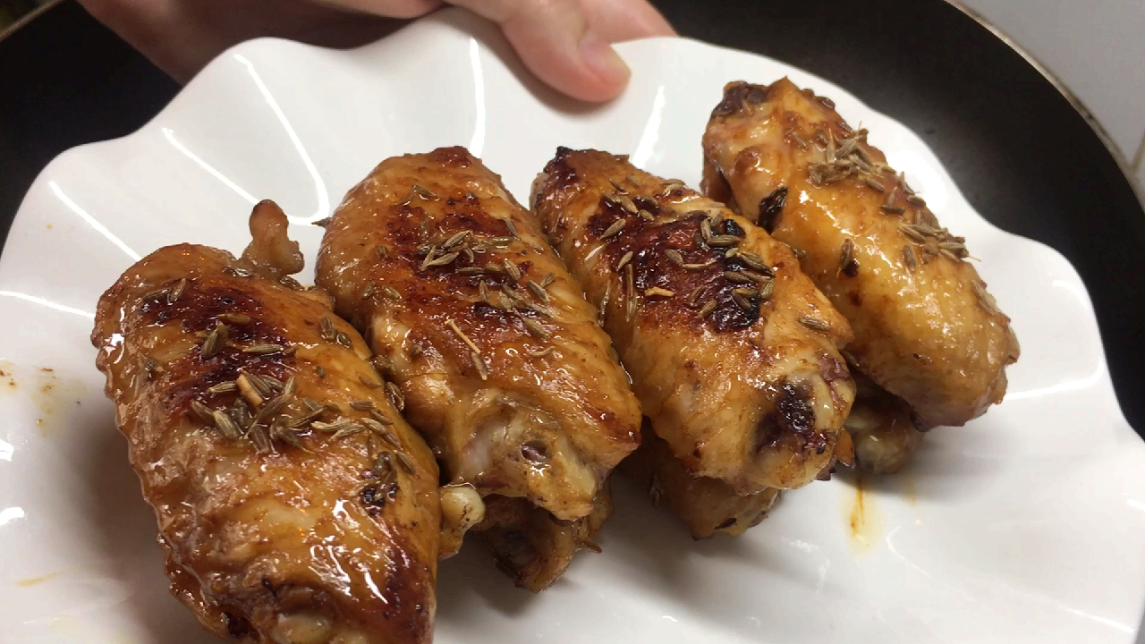 大人小孩都爱吃的奥尔良孜然鸡翅,外酥里嫩,鲜香味浓,太好吃了