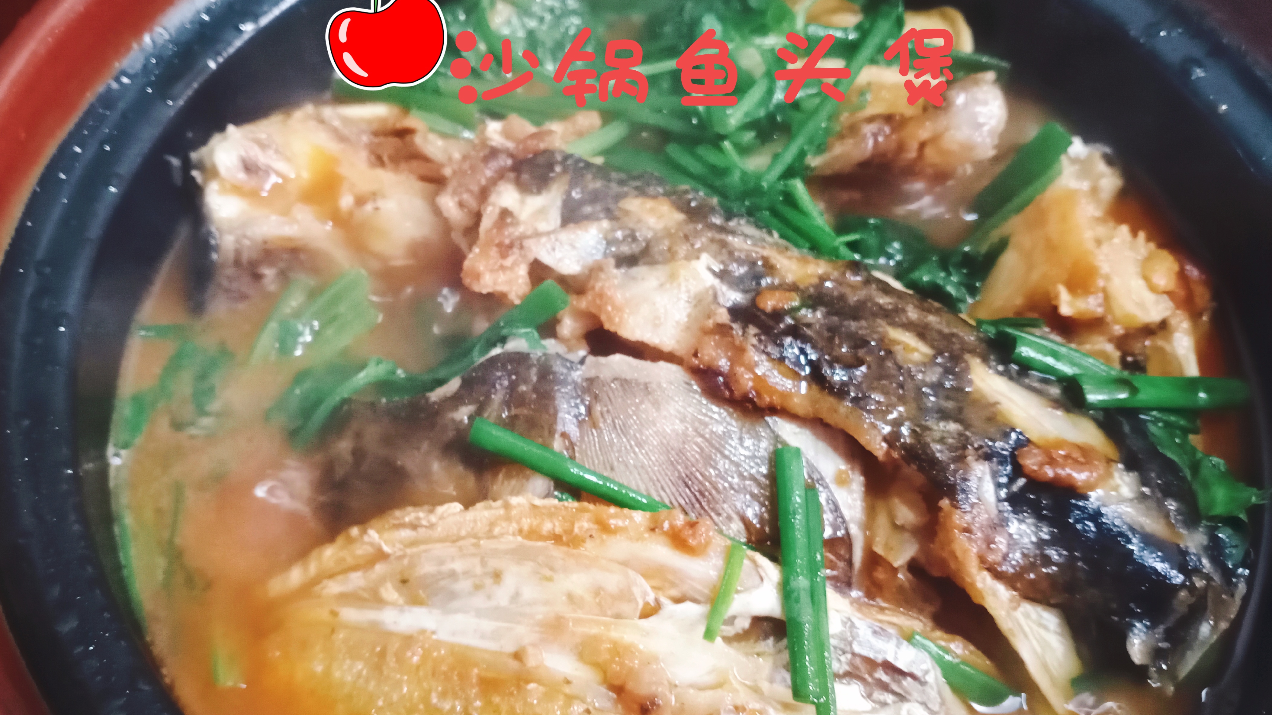 华女分享砂锅鱼头煲的家常做法,汤汁香浓鱼肉嫩滑,真好吃
