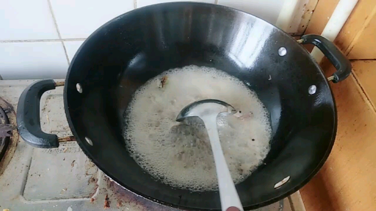 昨天买的羊肉,中午准备羊肉炖土豆,到底好吃不好吃,且偿且看