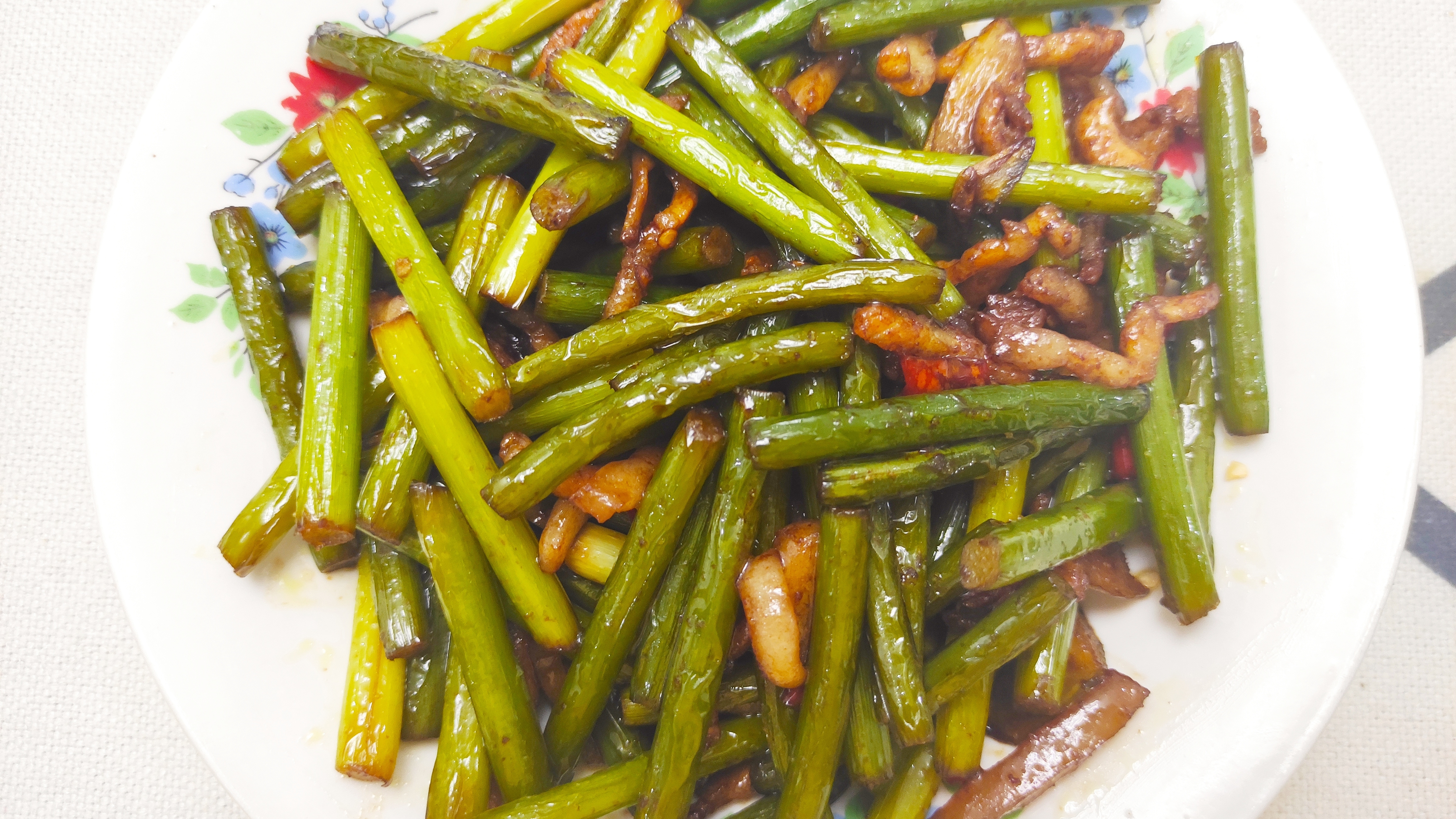 蒜苔炒肉丝的家常做法,非常入味,步骤简单,我家一周吃3次