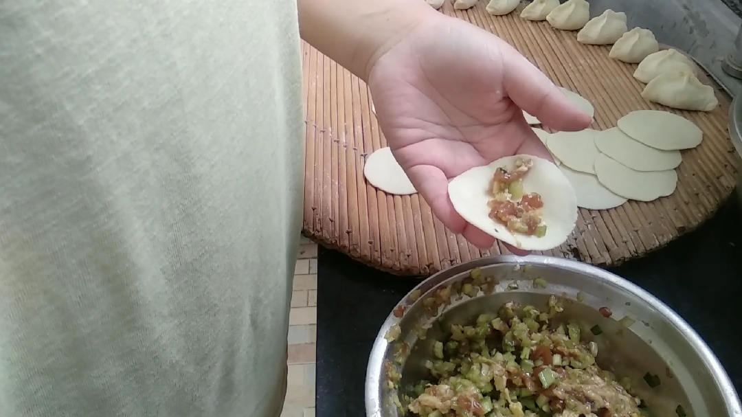平平和妈妈一起包饺子荤素都有  画面好温馨