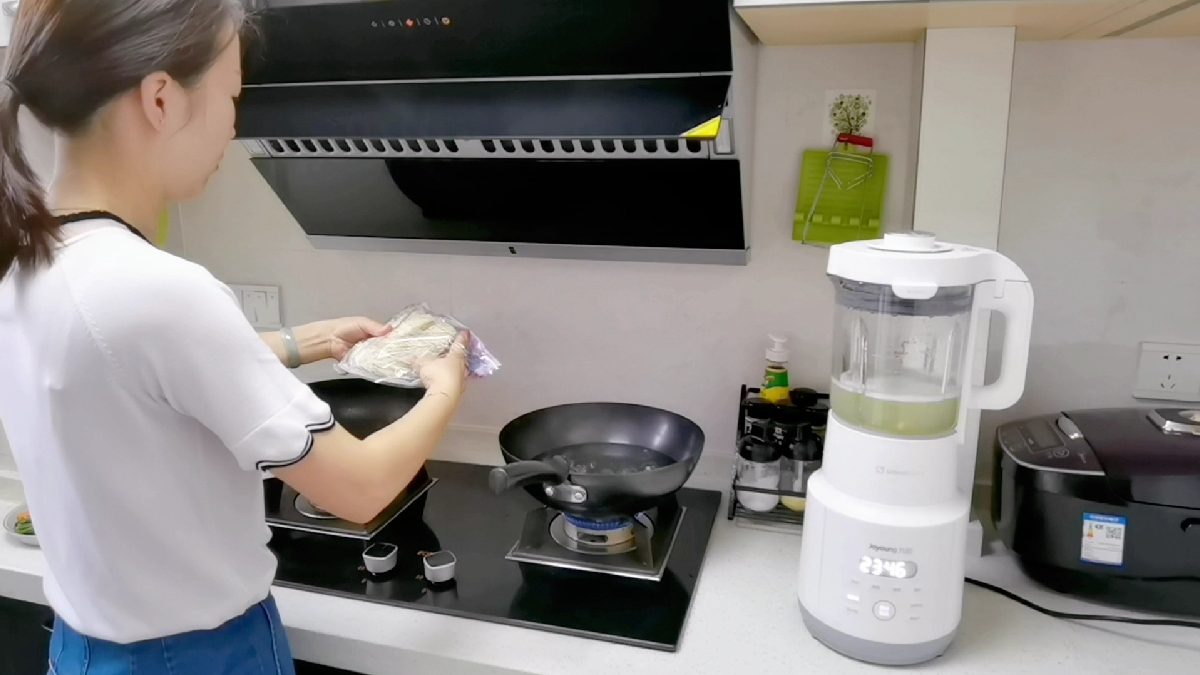 用半袋湿面一根胡萝卜做炒面,搭配破壁机豆浆,轻松做好营养早餐