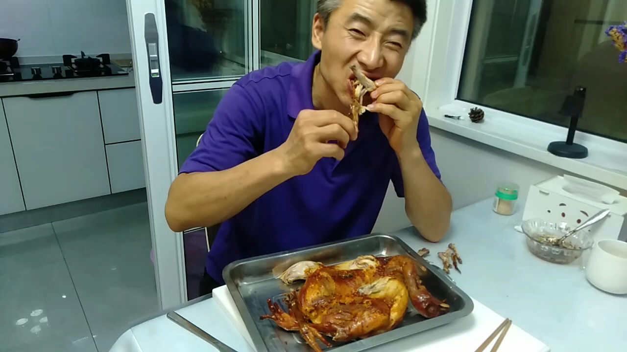3斤重的三黄鸡,朱老大来个奥尔良烤鸡,皮酥肉嫩很入味,太香了