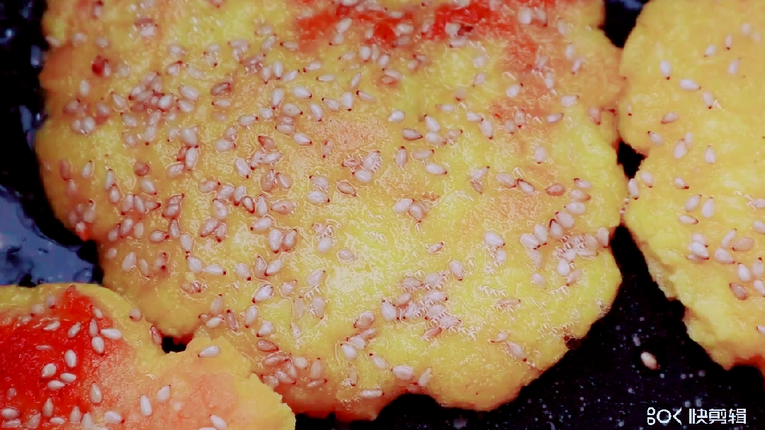 甜甜糯糯的南瓜饼配香酥排骨