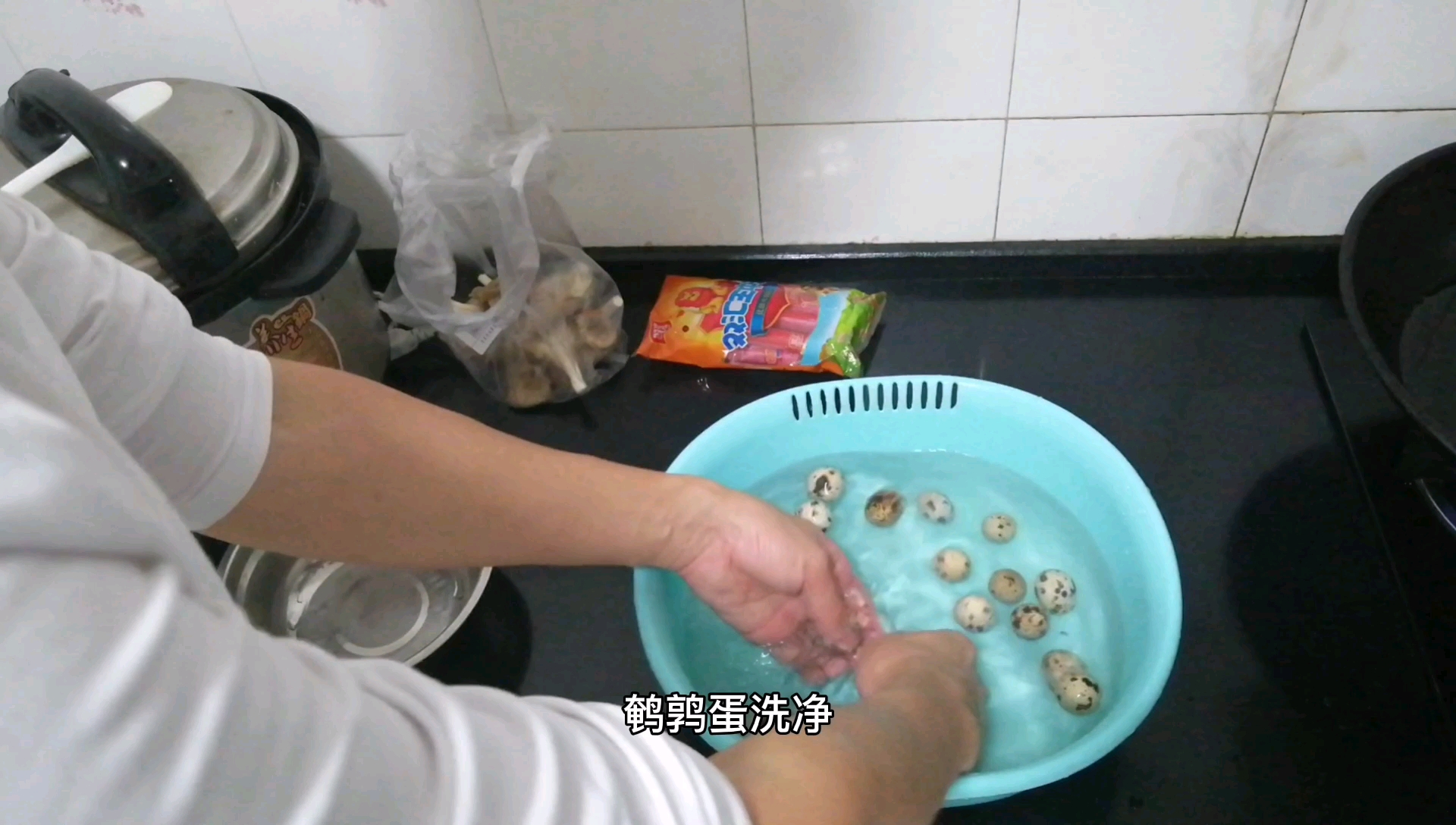 鹌鹑蛋,蘑菇,火腿做三鲜汤,可以喝三碗