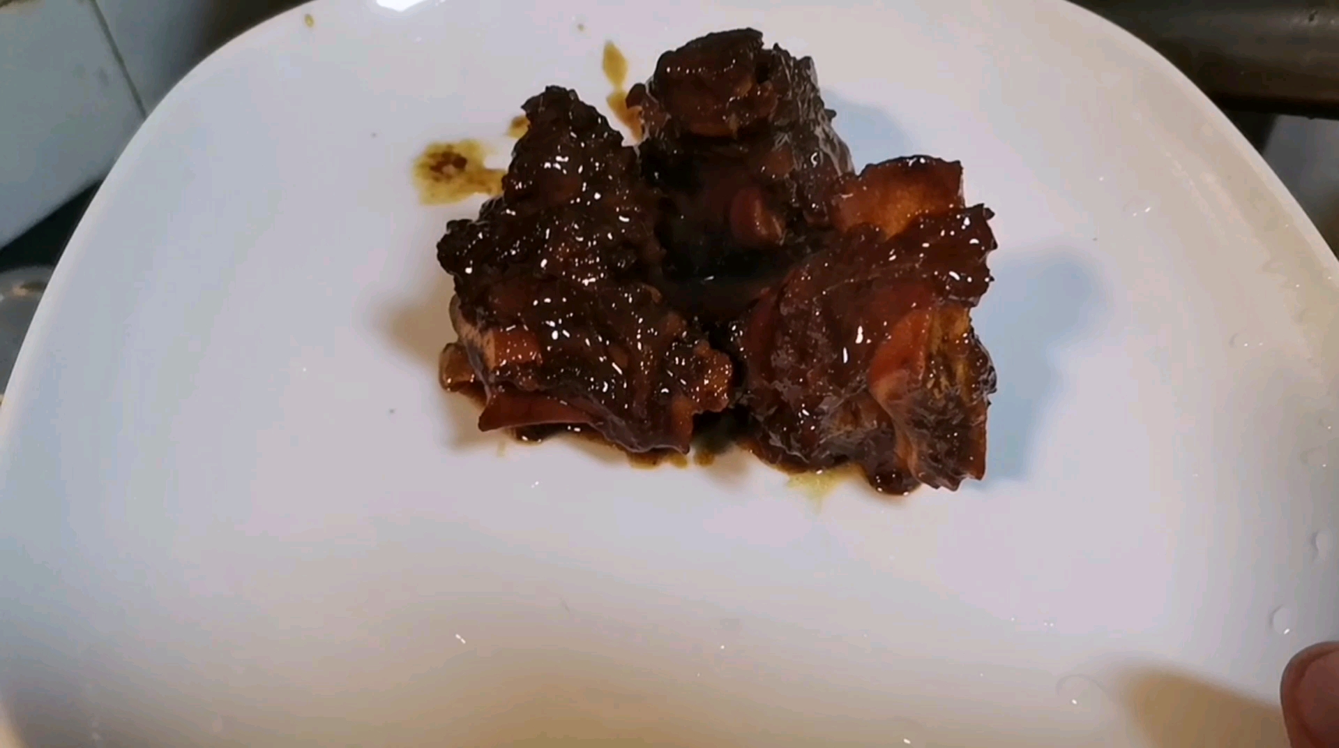 深情地凝望这诱人的酱牛骨.突然有了初恋的感觉!