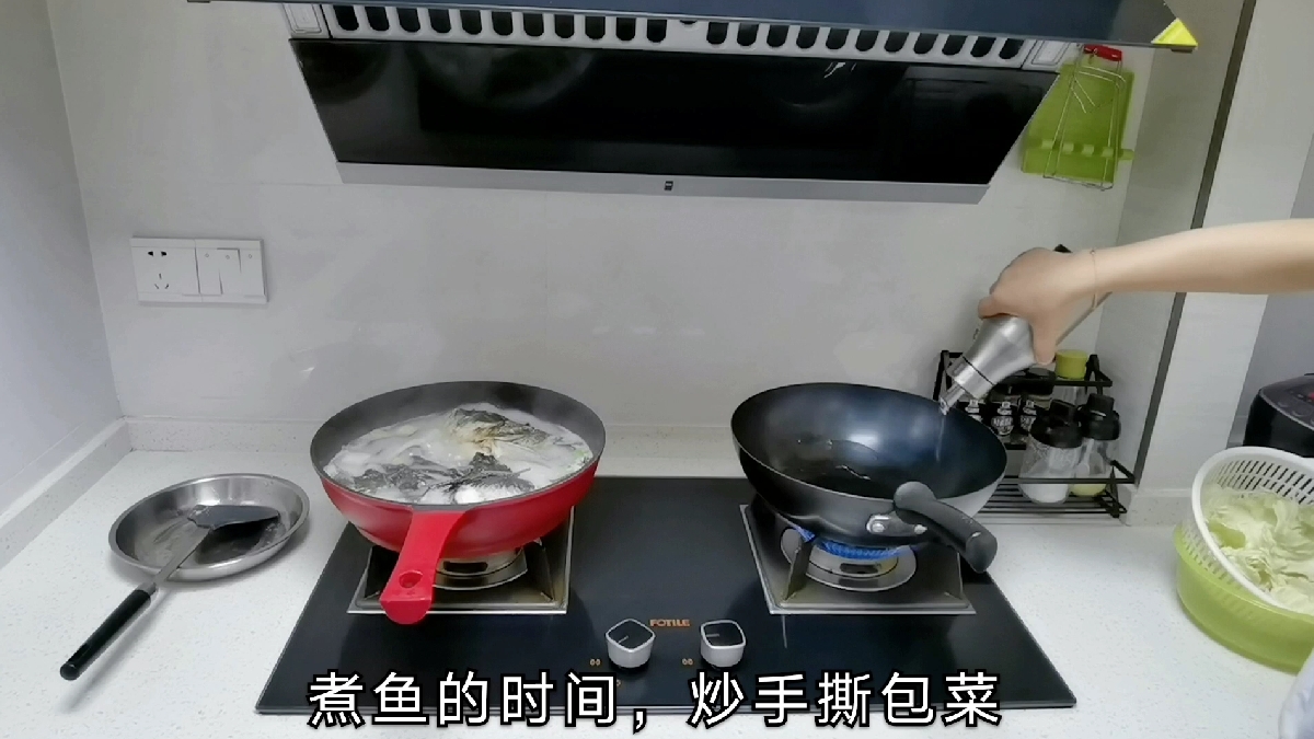 不足4平米的厨房干净整洁,晚餐做两道湖南经典菜,家人吃得开心