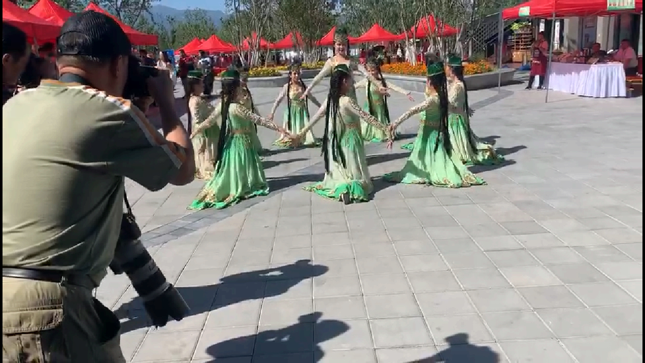 北京世博会新疆开放日,9个女孩跳一支赛乃姆舞