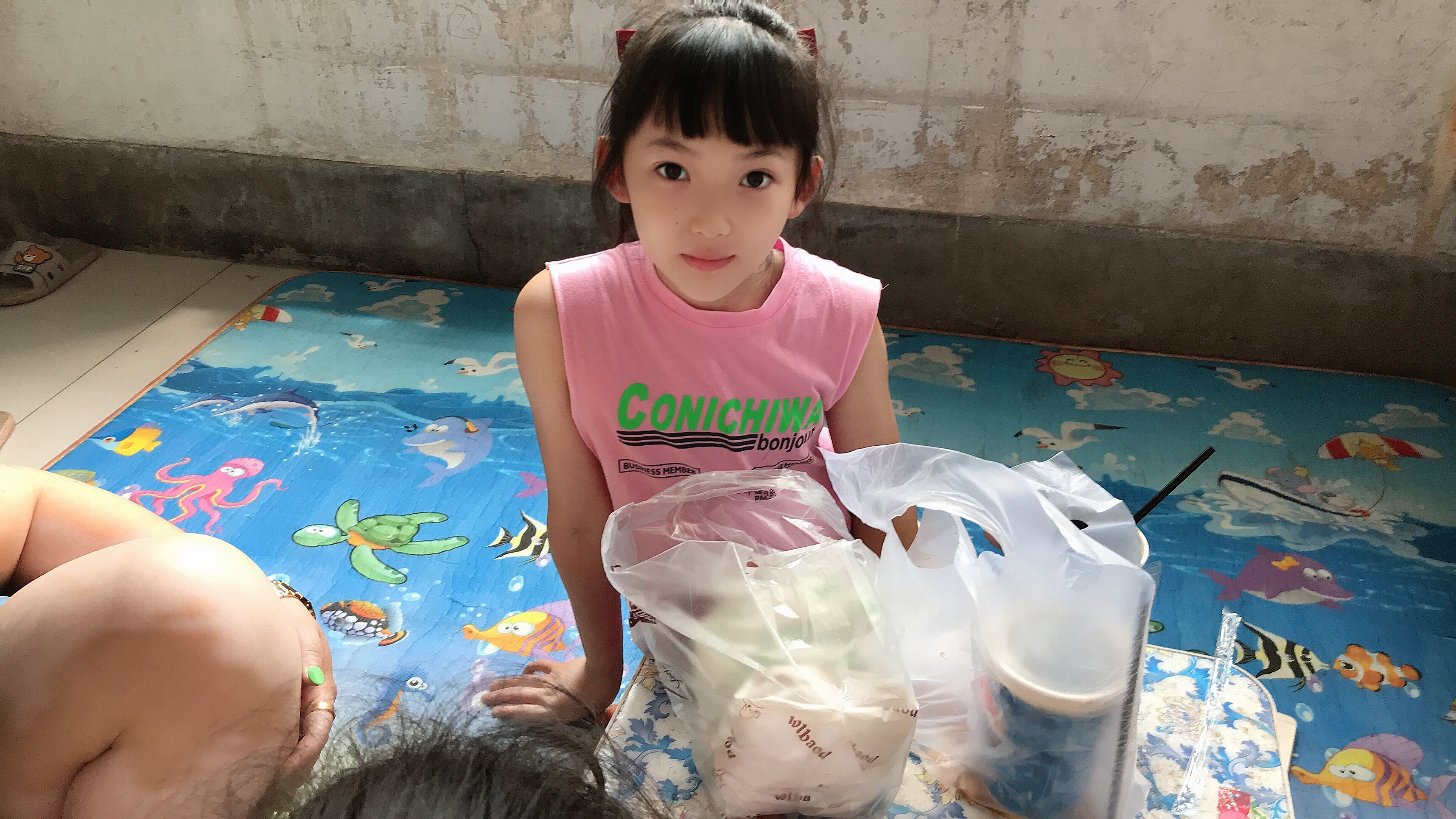 晨妤的姐姐买来可乐鸡腿幸福感爆棚,妈妈说好日子到头了这是为啥