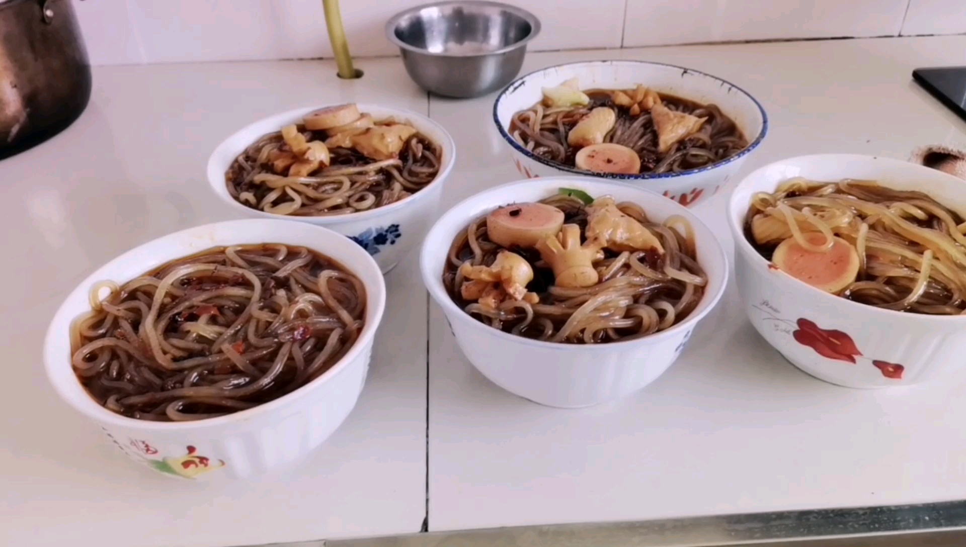 几样简单的食材,阿玉做的麻辣烫,既美味又健康,方法很简单吆。