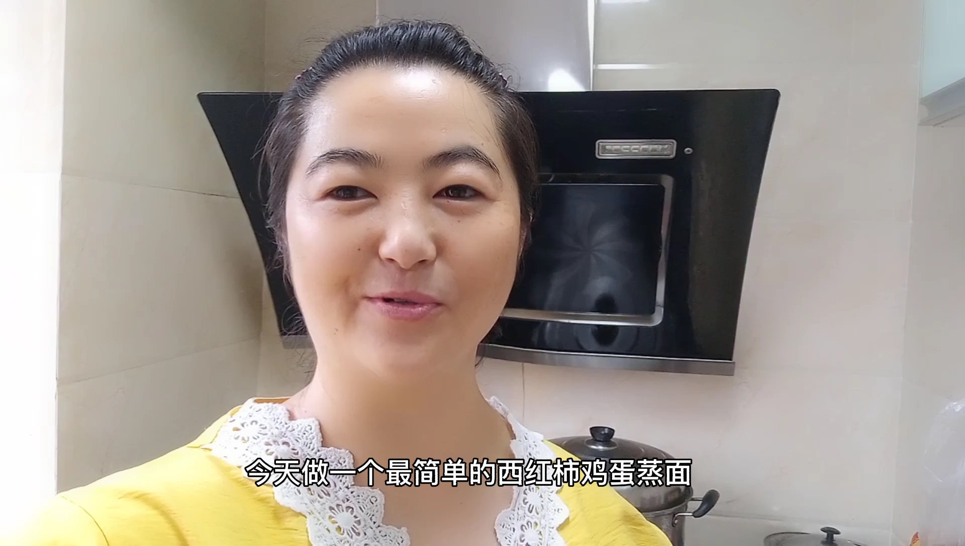 甘肃武威,远嫁四川遂宁的媳妇做蒸面。北方人走哪离不开面啊!